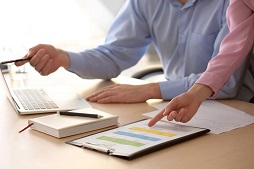 <b>紅色基地憶黨史 不忘初心跟黨走丨運(yùn)城建工集團(tuán)黨委開(kāi)展紅色教育基地參觀活</b>