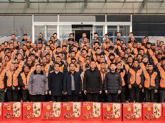 情系農(nóng)民工 蛇年送祝?！A兆控股為優(yōu)秀農(nóng)民工發(fā)放春節(jié)禮品